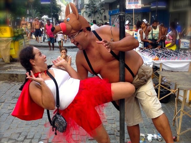 originelles Karnevalskostüm in Rio de Janiero Brasilein – Rotkäppchen und der Böse Wolf
